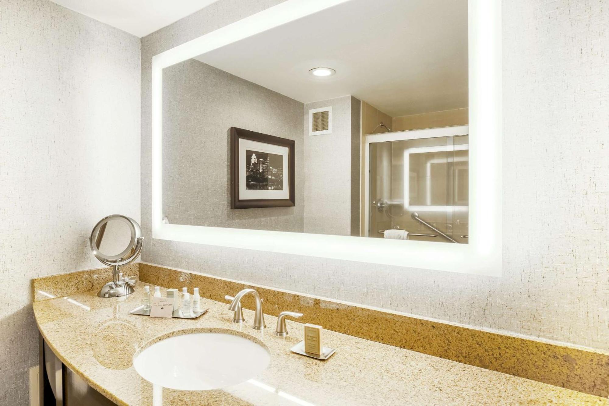 Doubletree By Hilton Austin-University Area Buitenkant foto